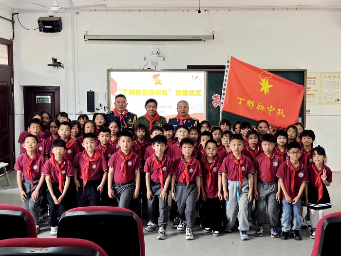 与老兵合影副本1.jpg